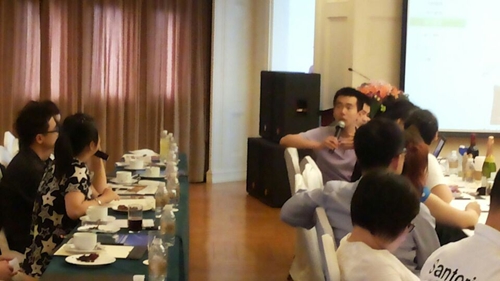 基于此孙远，上海天海企業(yè)管理咨詢有限公司特別圍繞“乳制品與酒類”這兩大熱點話題耐叽，于2014年8月2日成功舉辦第三次關務沙龍活動∮咽欤活動當天录抖，上海氣溫高達35?，這份熱力沿襲到了沙龍現(xiàn)場栓占，只見來自生產(chǎn)制造及貿(mào)易零售業(yè)物流两候、報關、采購橡彬、運營經(jīng)理等中高層管理人員歡聚一堂媳阴，座無虛席。