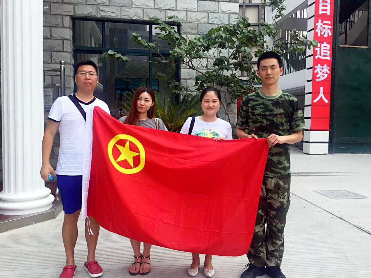 來自大客戶部的黃婷婷、歐高貨代的曹正卿作為歐堅團(tuán)委代表