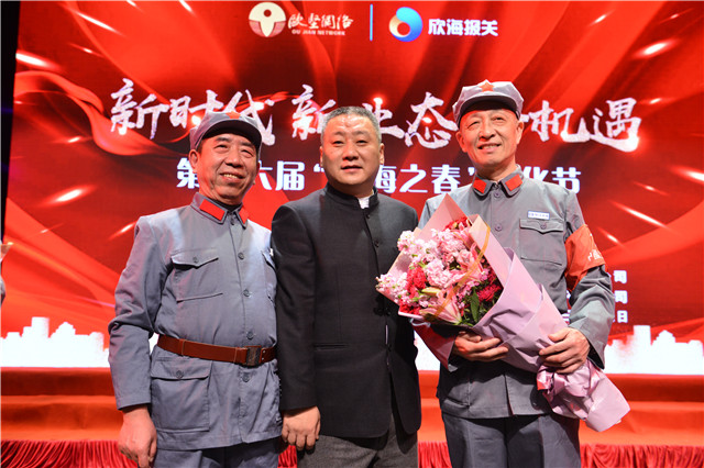 (文化節(jié)總導(dǎo)演、欣罕扑埃總經(jīng)理周昕(左二)與拂曉劇團(tuán)演員堕武、歐堅(jiān)名譽(yù)董事長陳淮春(左三)合影)(圖十三) (文化節(jié)總導(dǎo)演、欣合а。總經(jīng)理周昕(左二)與拂曉劇團(tuán)演員夫泛、歐堅(jiān)名譽(yù)董事長陳淮春(左三)合影)(圖十三)