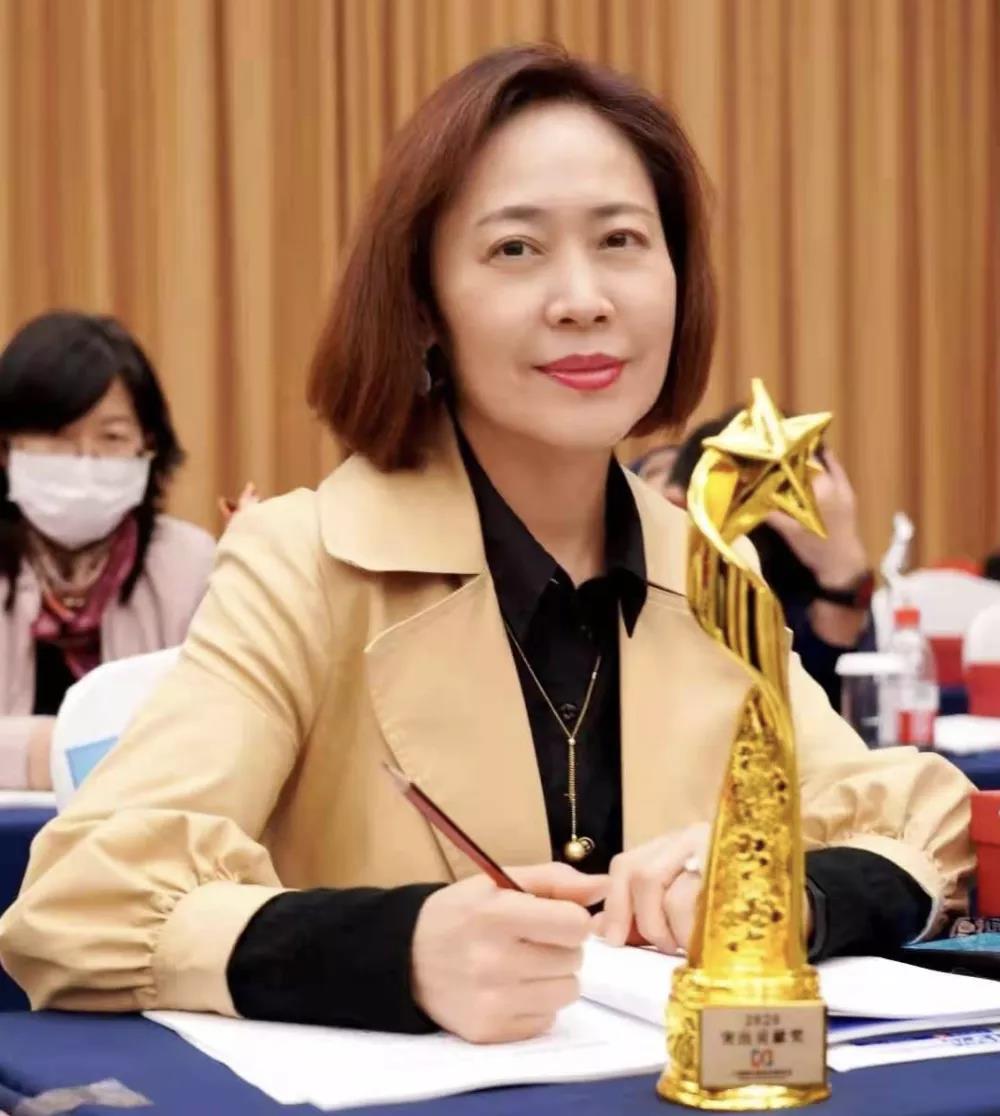 上海現(xiàn)代服務(wù)業(yè)聯(lián)合會突出貢獻獎 上恒擦耍現(xiàn)代服務(wù)業(yè)聯(lián)合會突出貢獻獎